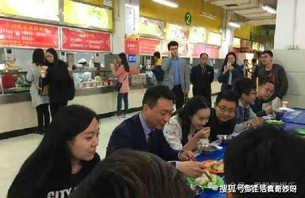 主持人的饭菜网友们大呼:长见识了麻将胡了央视内部食堂罕见曝光看了(图5) 主持人的饭菜网友们大呼:长见识了麻将胡了央视内部食堂罕见曝光看了(图5)