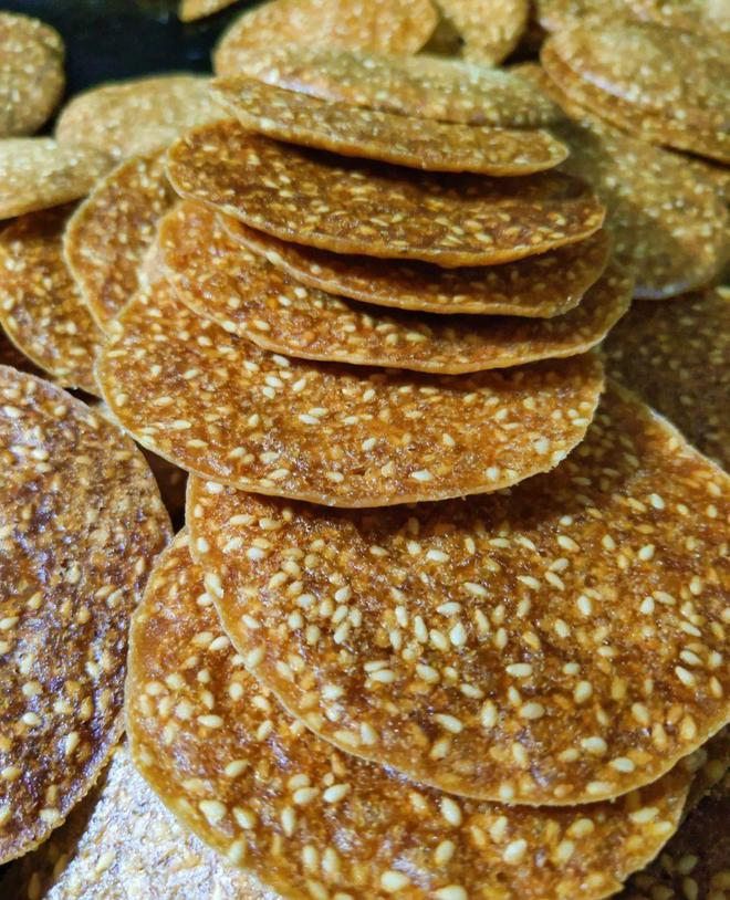 现代口味：江苏芝麻片的双重魅力PG麻将胡了2模拟器传统工艺(图1)