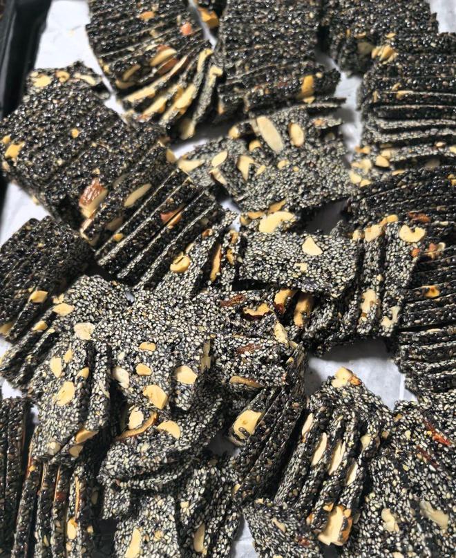 现代口味：江苏芝麻片的双重魅力PG麻将胡了2模拟器传统工艺(图2)