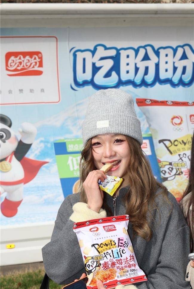 生带火街头盲品挑战盼盼美食刷屏海外社交PG麻将胡了试玩平台中国味！青年留学(图2)